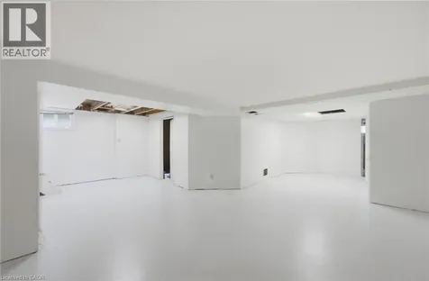 16 Carrington Court Ancaster ON L9G 1R1