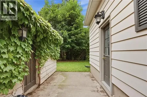 16 Carrington Court Ancaster ON L9G 1R1