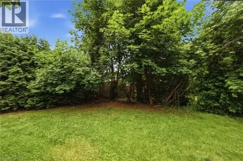 16 Carrington Court Ancaster ON L9G 1R1