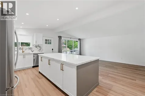 9 Bishopsgate Avenue Hamilton ON L8V 3K3