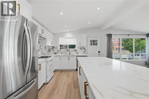 9 Bishopsgate Avenue Hamilton ON L8V 3K3