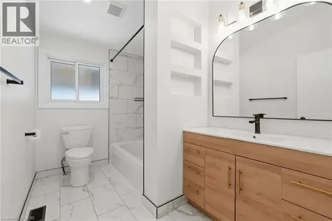 9 Bishopsgate Avenue Hamilton ON L8V 3K3