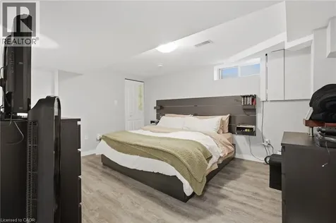 9 Bishopsgate Avenue Hamilton ON L8V 3K3