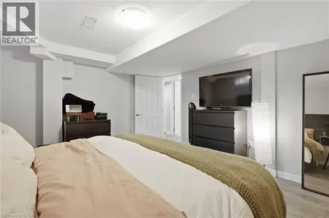 9 Bishopsgate Avenue Hamilton ON L8V 3K3
