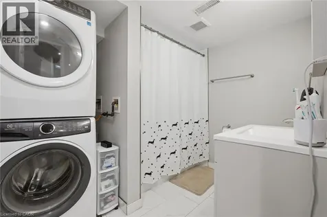 9 Bishopsgate Avenue Hamilton ON L8V 3K3