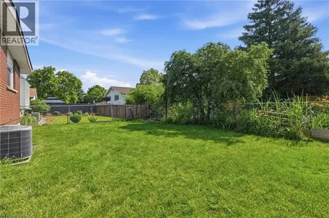 9 Bishopsgate Avenue Hamilton ON L8V 3K3