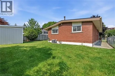 9 Bishopsgate Avenue Hamilton ON L8V 3K3
