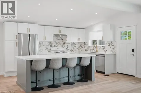 9 Bishopsgate Avenue Hamilton ON L8V 3K3