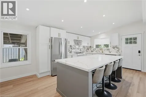 9 Bishopsgate Avenue Hamilton ON L8V 3K3