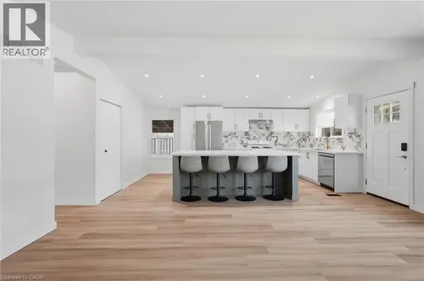 9 Bishopsgate Avenue Hamilton ON L8V 3K3