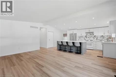 9 Bishopsgate Avenue Hamilton ON L8V 3K3