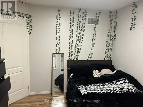 18 Troyer Avenue Toronto (york University Heights) ON M3J 3S6