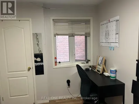 18 Troyer Avenue Toronto (york University Heights) ON M3J 3S6