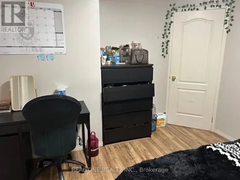 18 Troyer Avenue Toronto (york University Heights) ON M3J 3S6