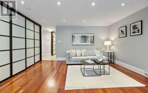 21 Elizabeth Street South Richmond Hill (mill Pond) ON L4C 3V5