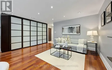 21 Elizabeth Street South Richmond Hill (mill Pond) ON L4C 3V5