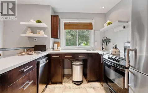 21 Elizabeth Street South Richmond Hill (mill Pond) ON L4C 3V5