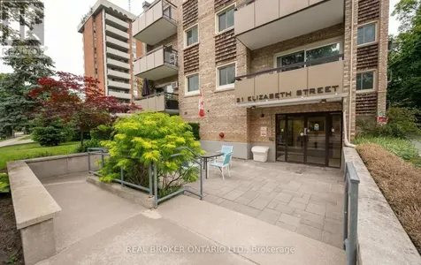 21 Elizabeth Street South Richmond Hill (mill Pond) ON L4C 3V5