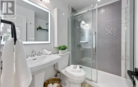 21 Elizabeth Street South Richmond Hill (mill Pond) ON L4C 3V5