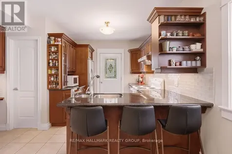 94 Marlborough Avenue Ottawa ON K1N 8E9