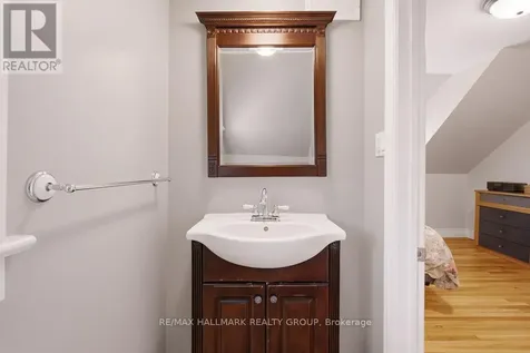 94 Marlborough Avenue Ottawa ON K1N 8E9