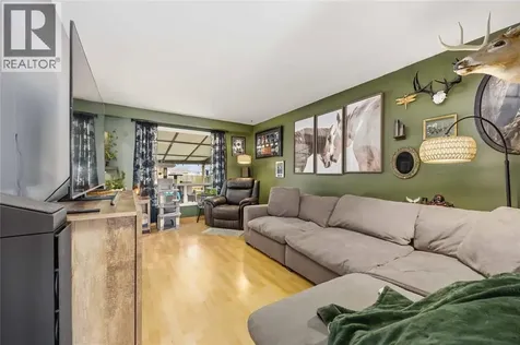 854 Lanark Crescent Sarnia ON N7S 4E4