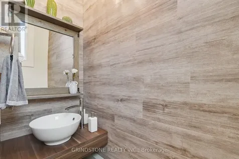 20 Lavina Crescent Ottawa ON K2H 7P2