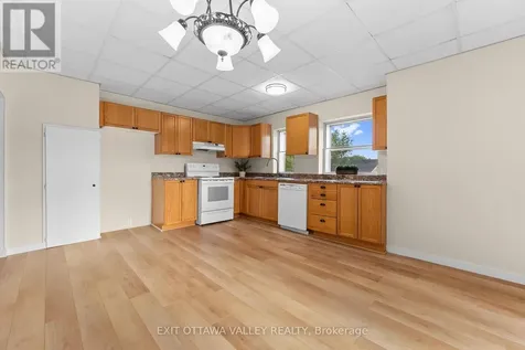 164 Maple Avenue Pembroke ON K8A 1L2