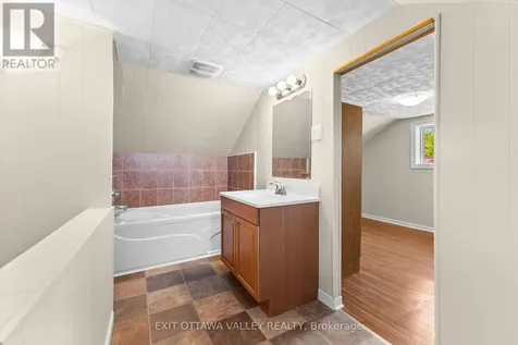 164 Maple Avenue Pembroke ON K8A 1L2