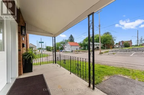 164 Maple Avenue Pembroke ON K8A 1L2