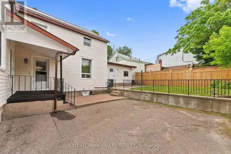164 Maple Avenue Pembroke ON K8A 1L2