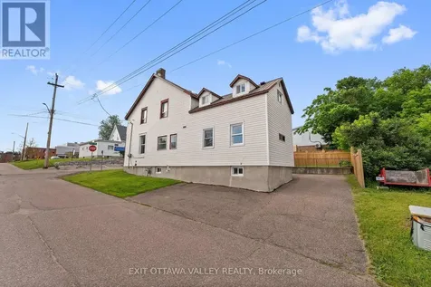 164 Maple Avenue Pembroke ON K8A 1L2