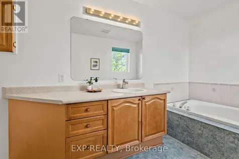 112 Redcliff Avenue Ottawa ON K2J 5J7