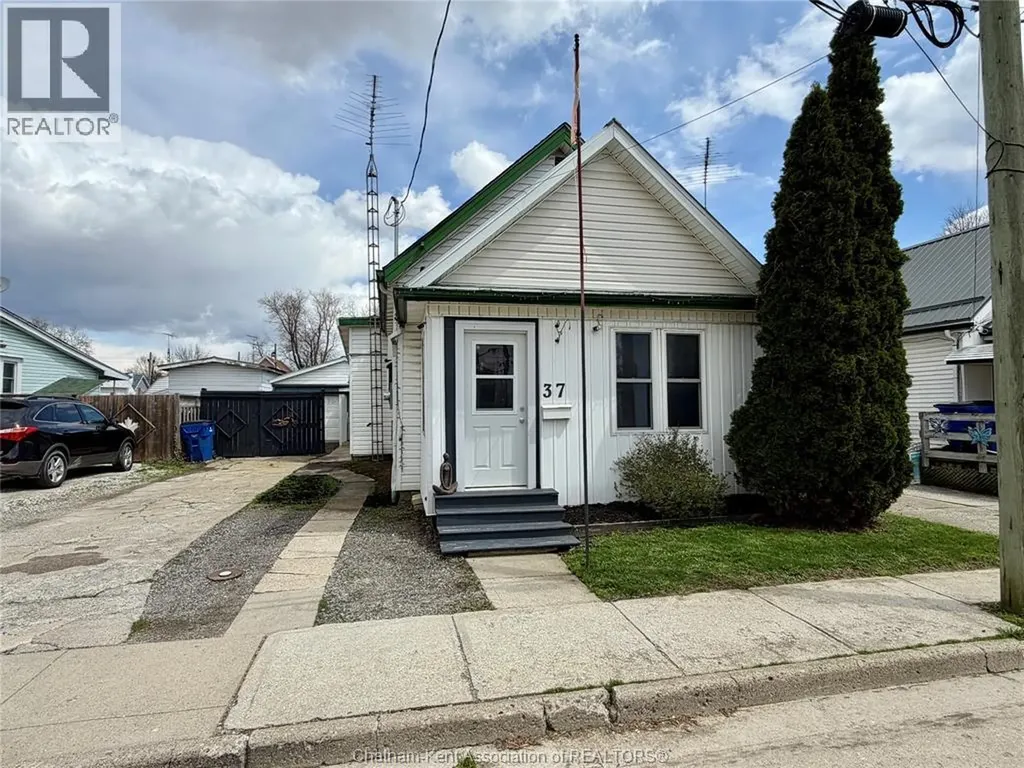 37 Foster Street Chatham ON N7M 4N4
