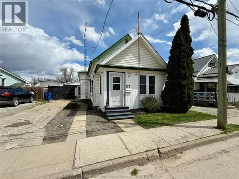 37 Foster Street Chatham ON N7M 4N4