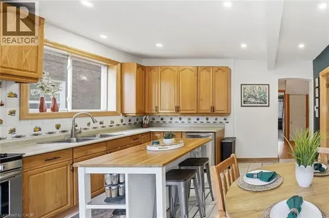 17 Tuxedo Avenue South Hamilton ON L8K 2R7