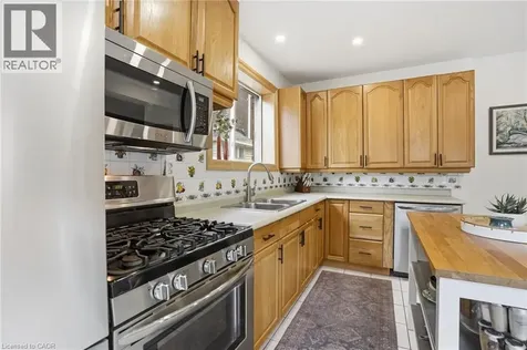 17 Tuxedo Avenue South Hamilton ON L8K 2R7