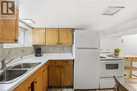17 Tuxedo Avenue South Hamilton ON L8K 2R7