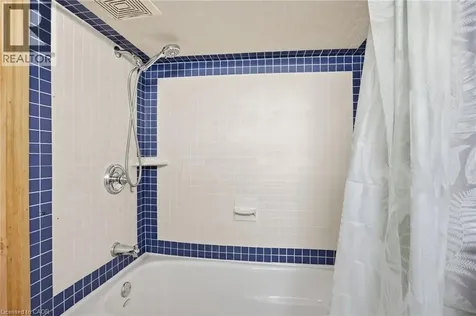 17 Tuxedo Avenue South Hamilton ON L8K 2R7