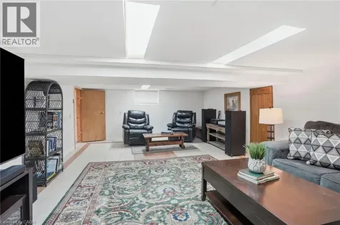 17 Tuxedo Avenue South Hamilton ON L8K 2R7