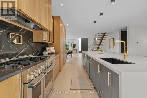 298 Strathcona Drive Burlington (shoreacres) ON L7L 2E1