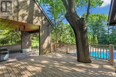 7 Mid Pines Grove Ottawa ON K2R 1B7