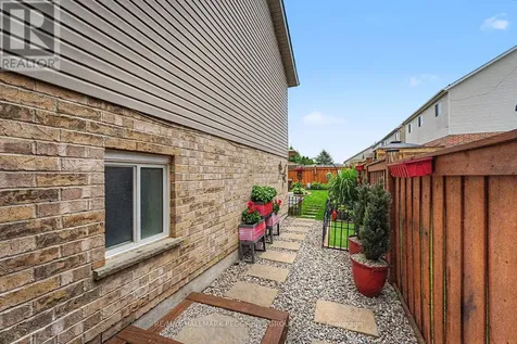 11 Red Cedar Lane Essa (angus) ON L3W 0P5