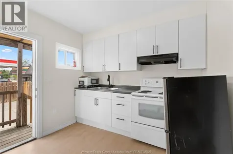 939 Wyandotte Street East Windsor ON N9A 3K1