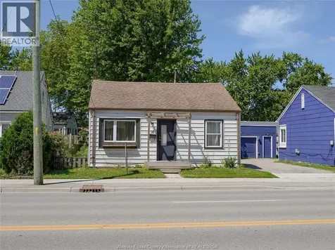 16 Mcnaughton Avenue Wallaceburg ON N8A 1R8