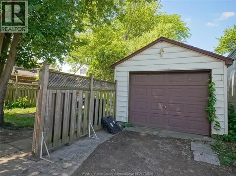 16 Mcnaughton Avenue Wallaceburg ON N8A 1R8
