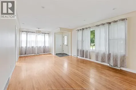 3162 Avondale Windsor ON N9E 1X3