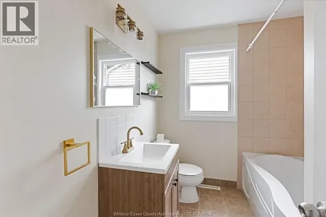 3162 Avondale Windsor ON N9E 1X3