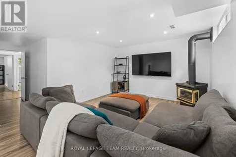 40 Woodmount Crescent Ottawa ON K2E 5R1