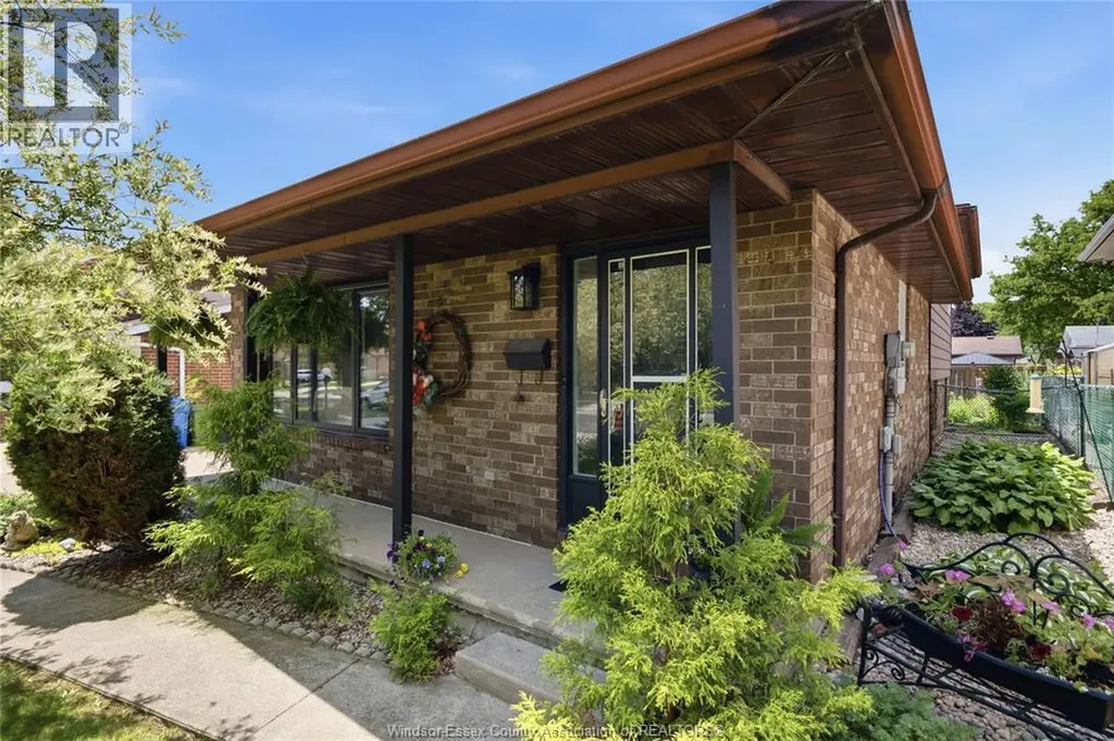 1705 Southdale Windsor ON N8W 4W8
